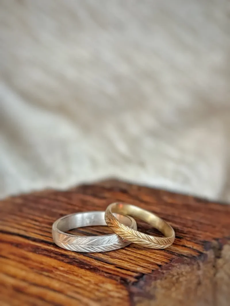 Immergrün - Eheringe mit Nadelzweig aus Gelbgold und Platin