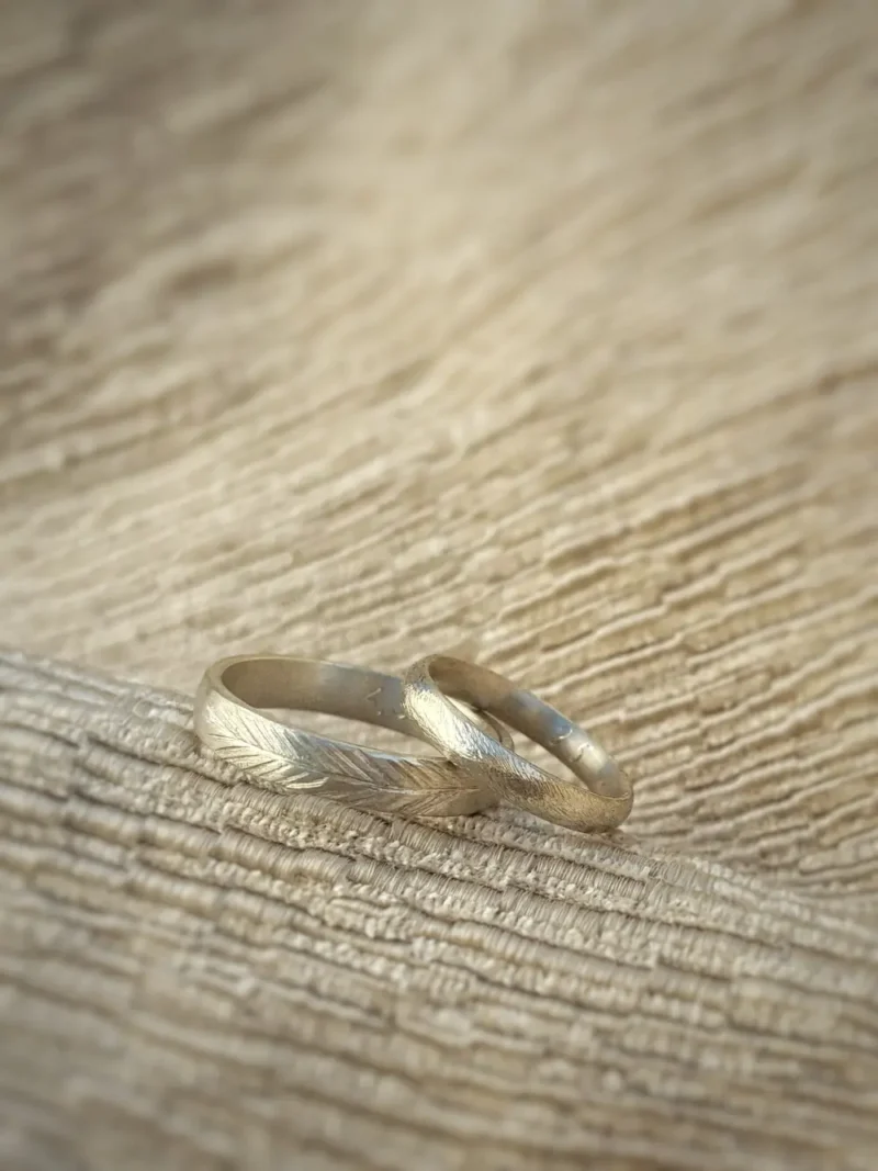 Warmweißes Eheringpaar aus Nadelzweig Ehering und Sonnen Ehering