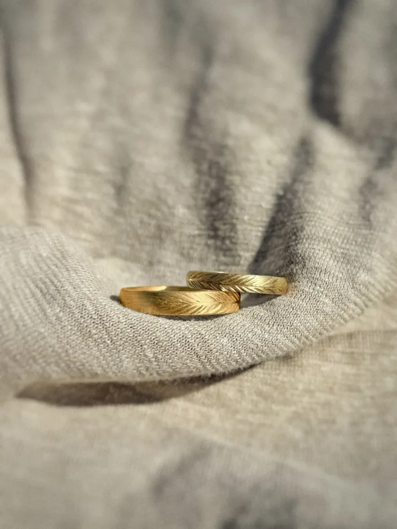 Nadelzweig Eheringe aus 750 und 585 Gelbgold