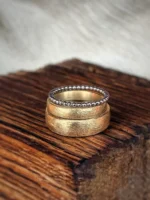 Ehering Paar aus Gold mit Verlobungsring aus Kugeln