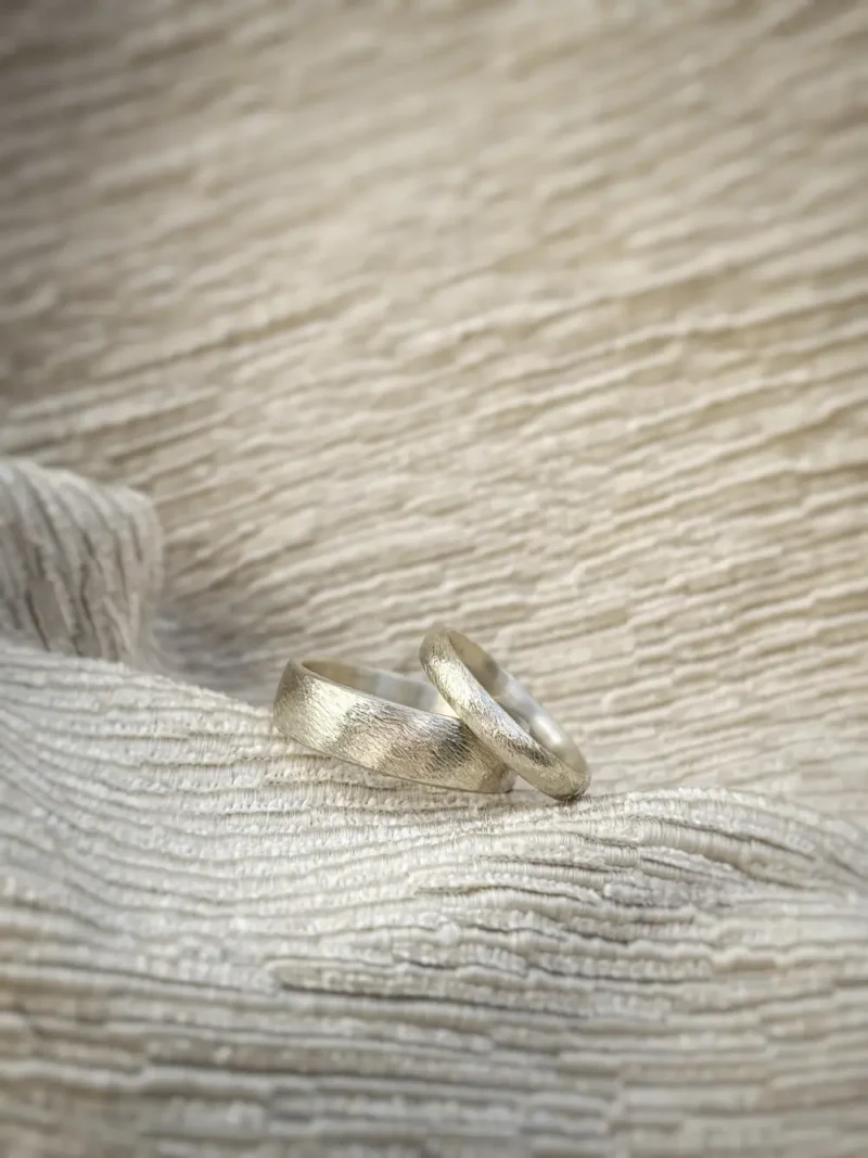 Helle Weißgold Eheringe mit klassischer und robuster Struktur