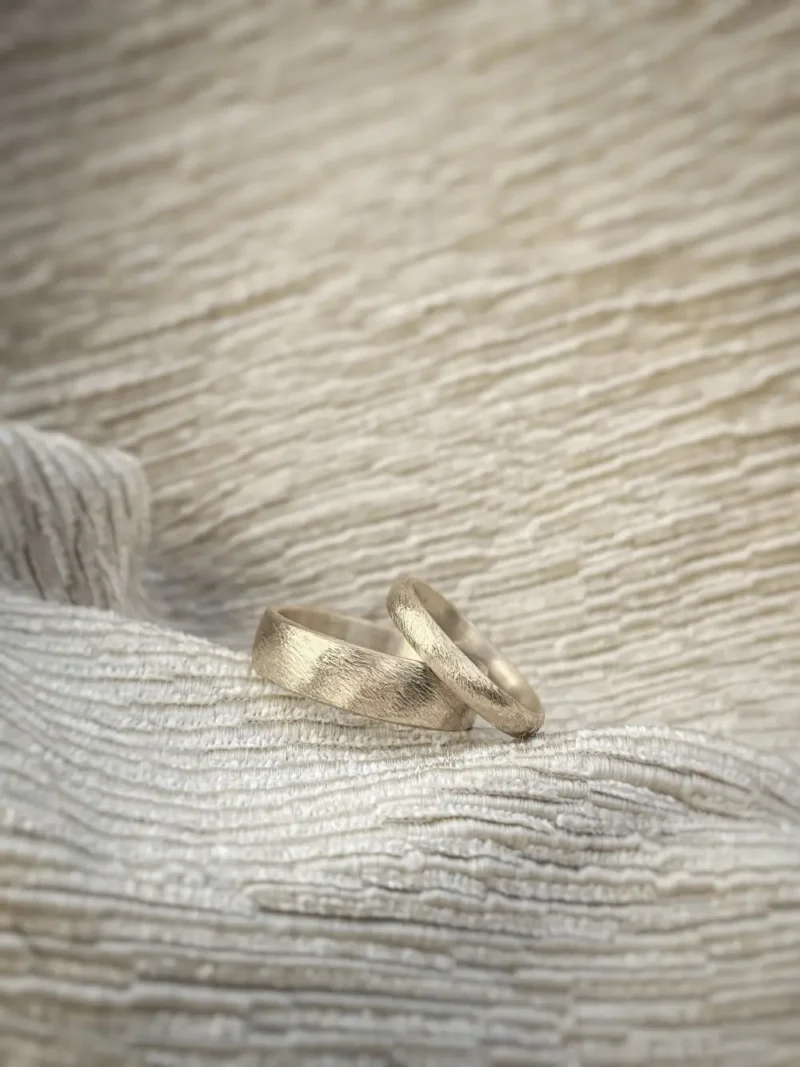 Warme Weißgold Farbe für Eheringe mit gefeiltem Design