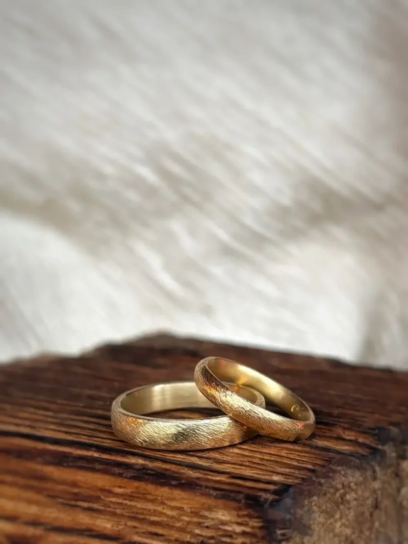 Sonnenringe - Trauringe, die Wärme ausstrahlen aus warmem Gelbgold