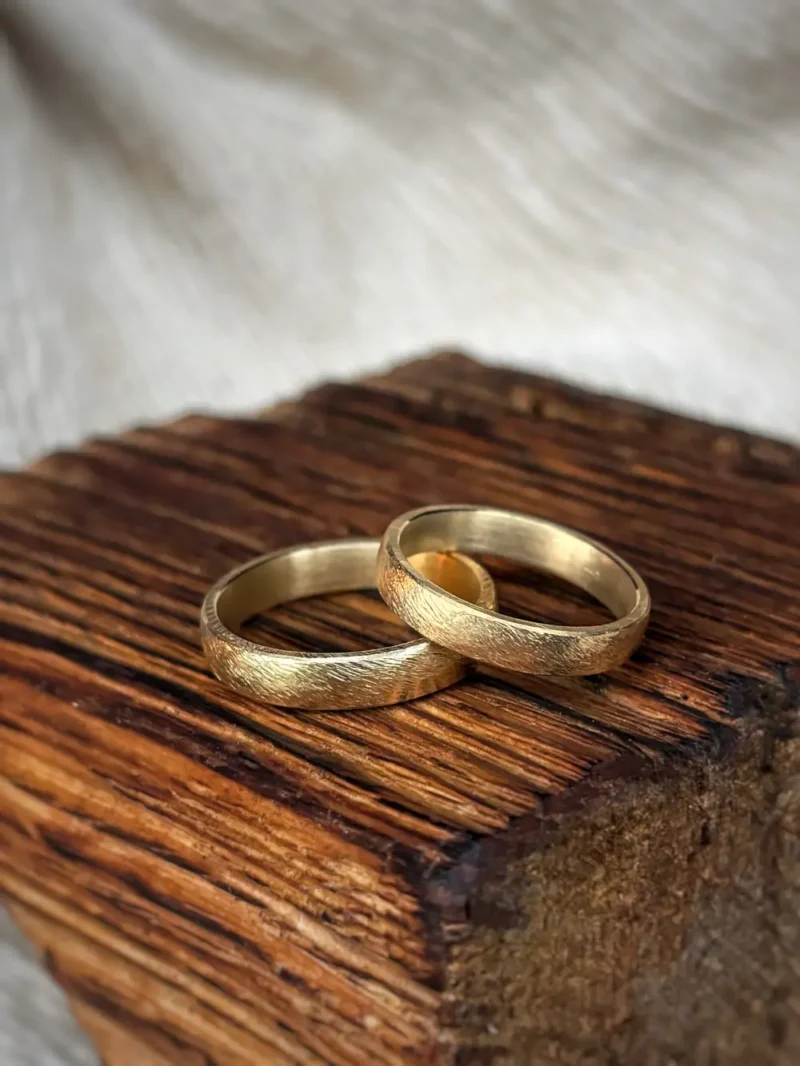 Sonnenringe - klassisch und robust gefeilte Struktur für Eheringe