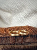 Geschliffene Eheringe aus Gelbgold