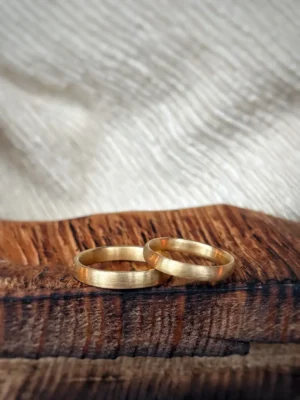 Geschliffene Eheringe aus Gelbgold