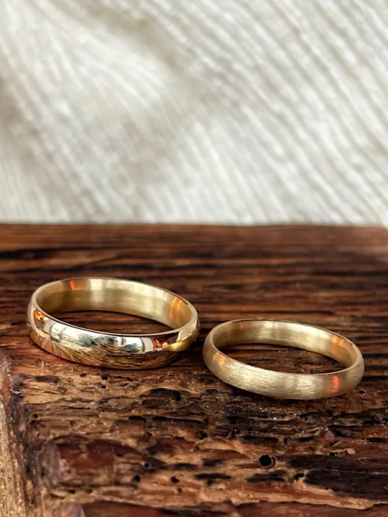 Breiter, glänzender Männerring mit gebürstetem Goldring als Eheringe