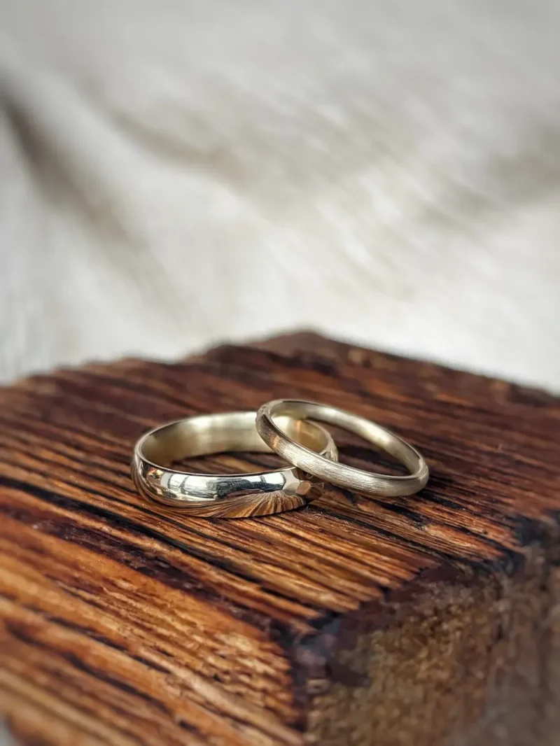 Hellgelber polierter Herrenring und sanft matter Damen Ehering