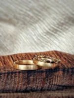 750 Gold Eheringe mit sanft matter Optik und poliertem Vorsteckring