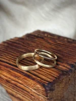 Fein matte Eheringe mit poliertem Ring als Vorsteckring aus hellem 585 Gold