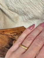 Ehering am Finger - Gelbgold und mit Hammerschlag