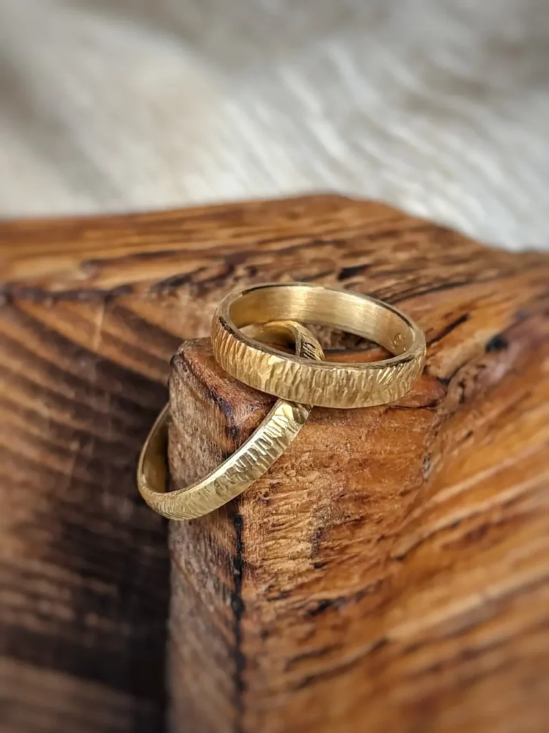 Gehämmerte Eheringe aus Gold
