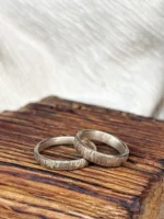 Schlifartig gehämmerte Eheringe aus Weißgold