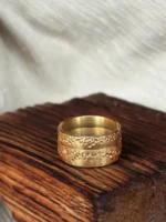 Breite Eheringe aus Gold mit matter Struktur