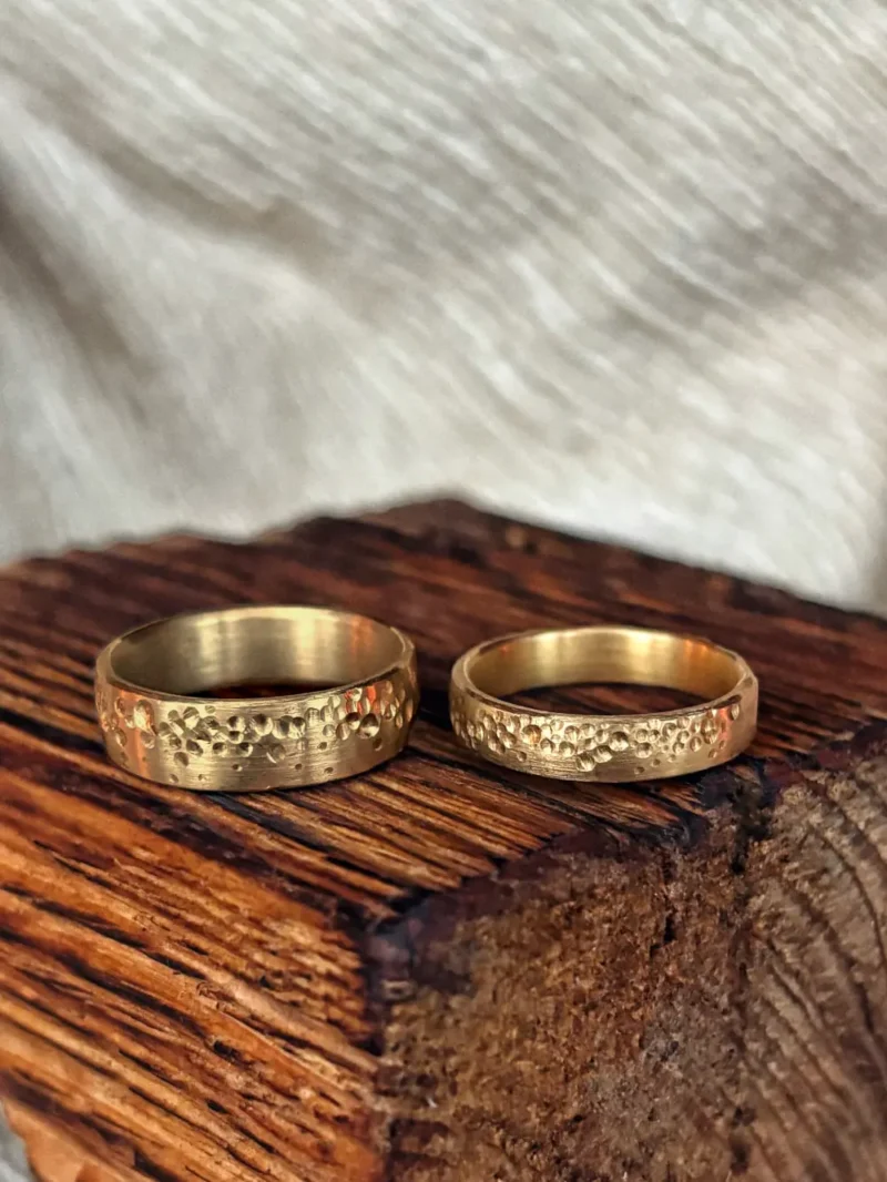 Breite Eheringe aus Gold mit außergewöhnlicher Oberfläche