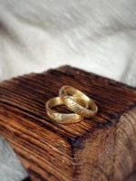 Zwei verschiedene Hammerschläge - schräg geschmiedet und klassischer Hammerschlag aus Gold