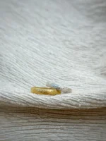 Sommerregen - gehämmerte Eheringe aus Gelbgold und Platin