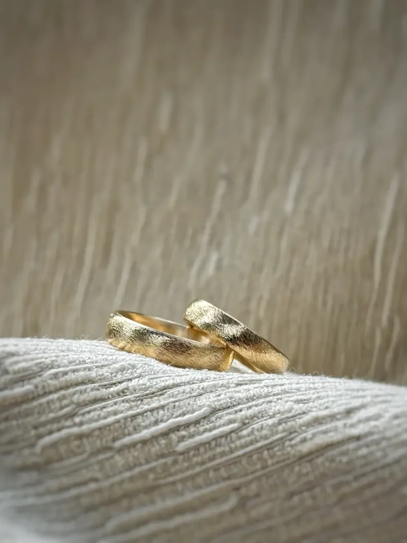 Warm leuchtende Eheringe aus 750 Gold mit gefeilter Struktur