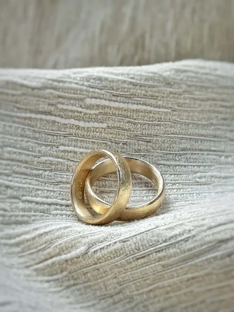 Sonnenringe - Eheringe aus warmem Gelbgold