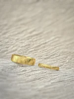 Breiter und schmaler Ehering aus hellgelbem Gold mit Muster