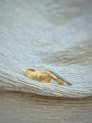 Grob matte Trauringe aus Gelbgold mit Kugelring aus Silber