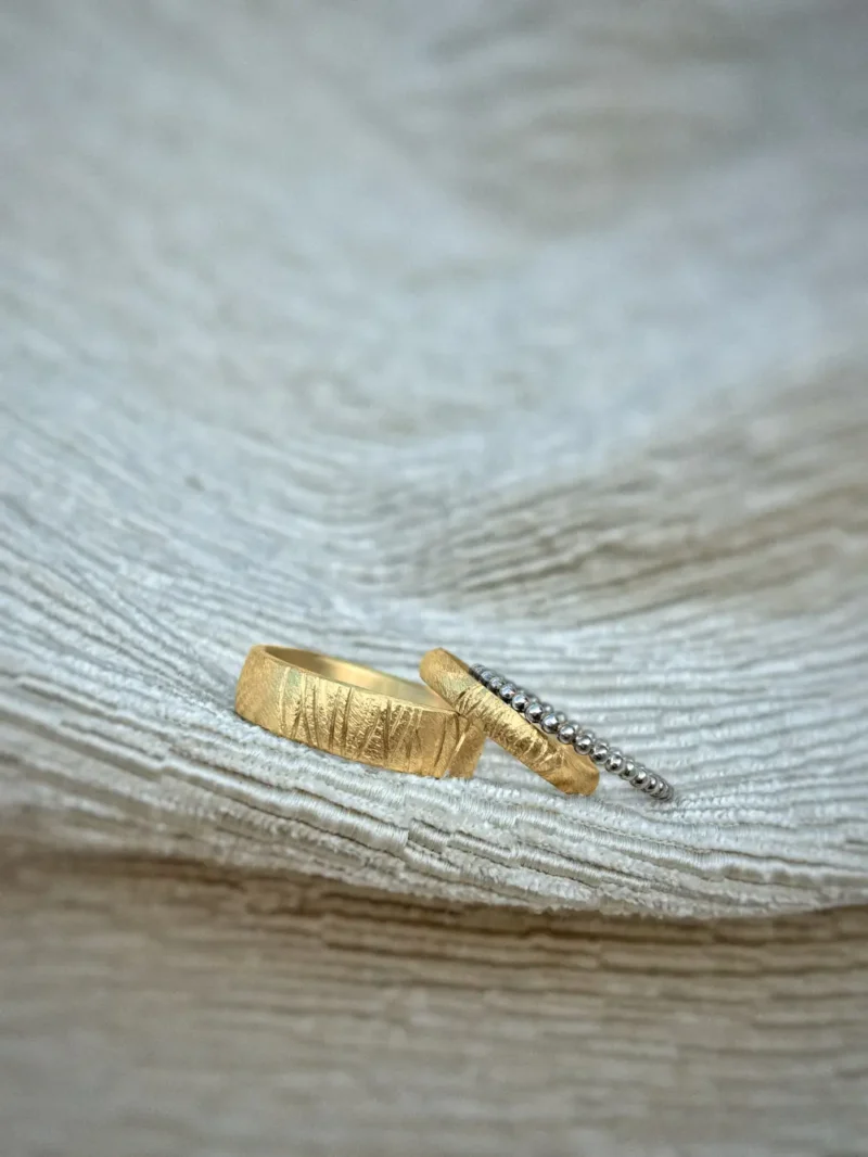 Grob matte Trauringe aus Gelbgold mit Kugelring aus Silber