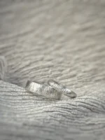 Breiter und schmaler Platinring mit Maserung