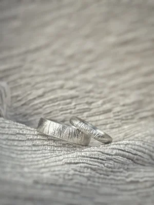 Breiter und schmaler Platinring mit Maserung