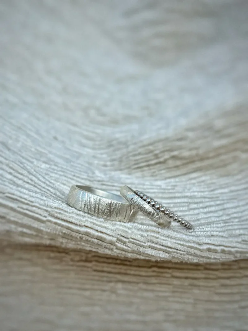 Grob matte Eheringe mit Streifen aus Platin - dazu Kugelring als Vorsteckring