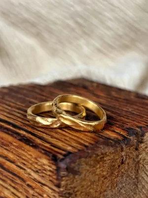 Sattes Gold bei Ehering Paar mit starker Struktur