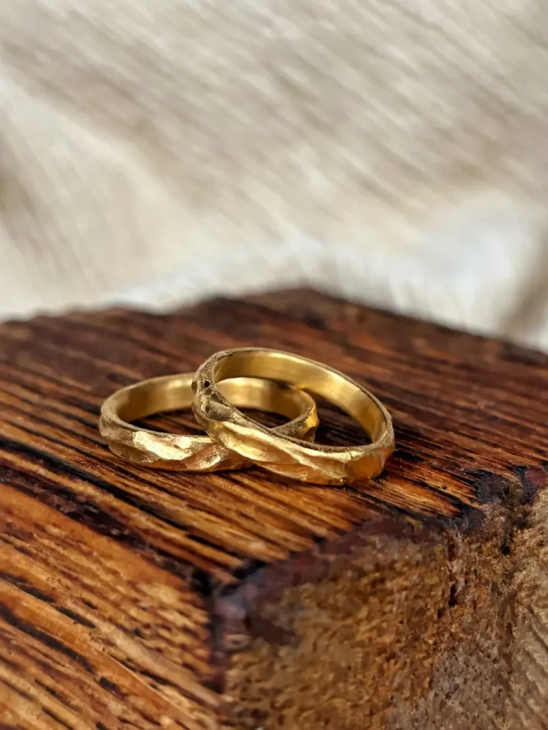 Sattes Gold bei Ehering Paar mit starker Struktur