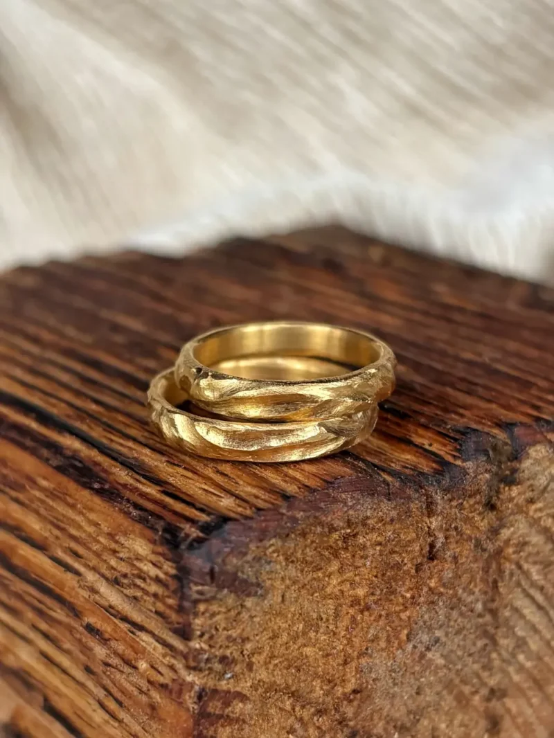 Sattgelbe Gold Eheringe mit starker Struktur