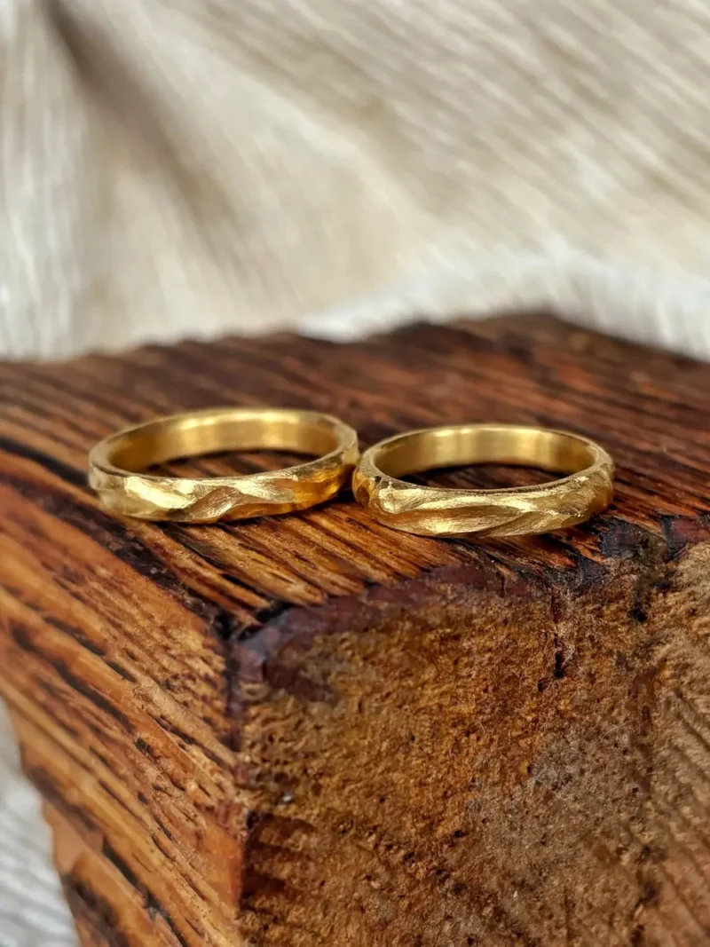 Wellenartig gearbeitete Struktur auf Eheringen aus Gold