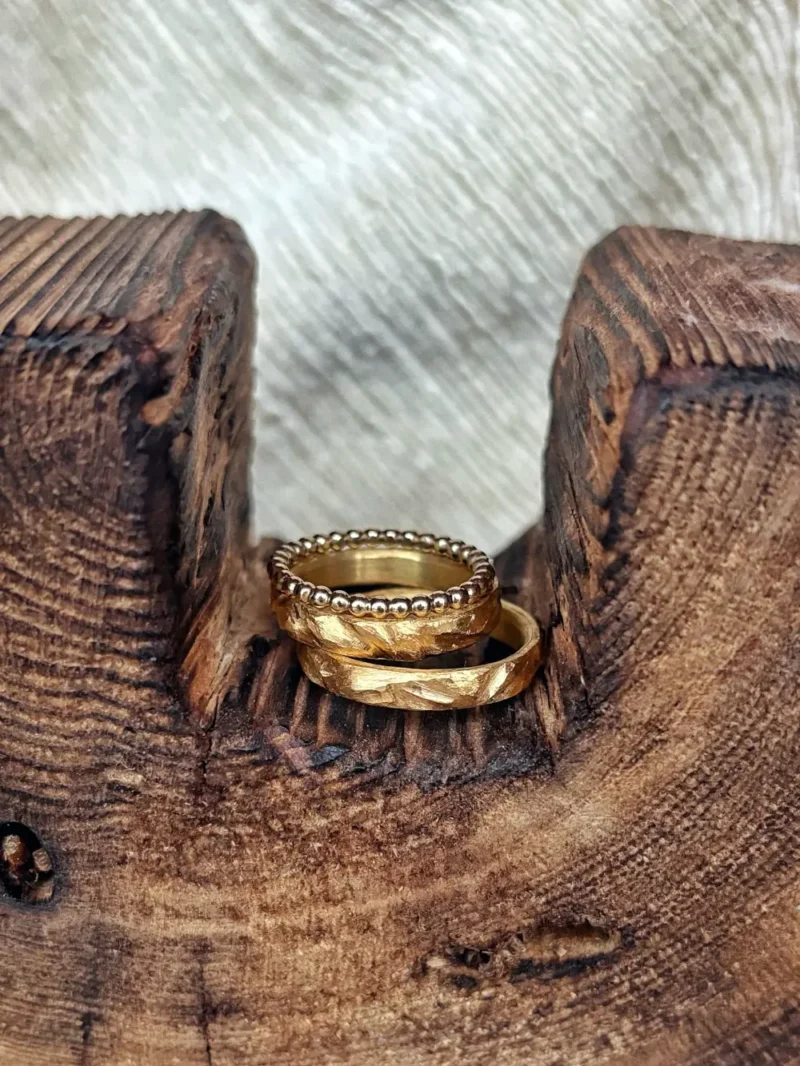 750 Gelbgold Eheringe mit ausdrucksstarkem Design