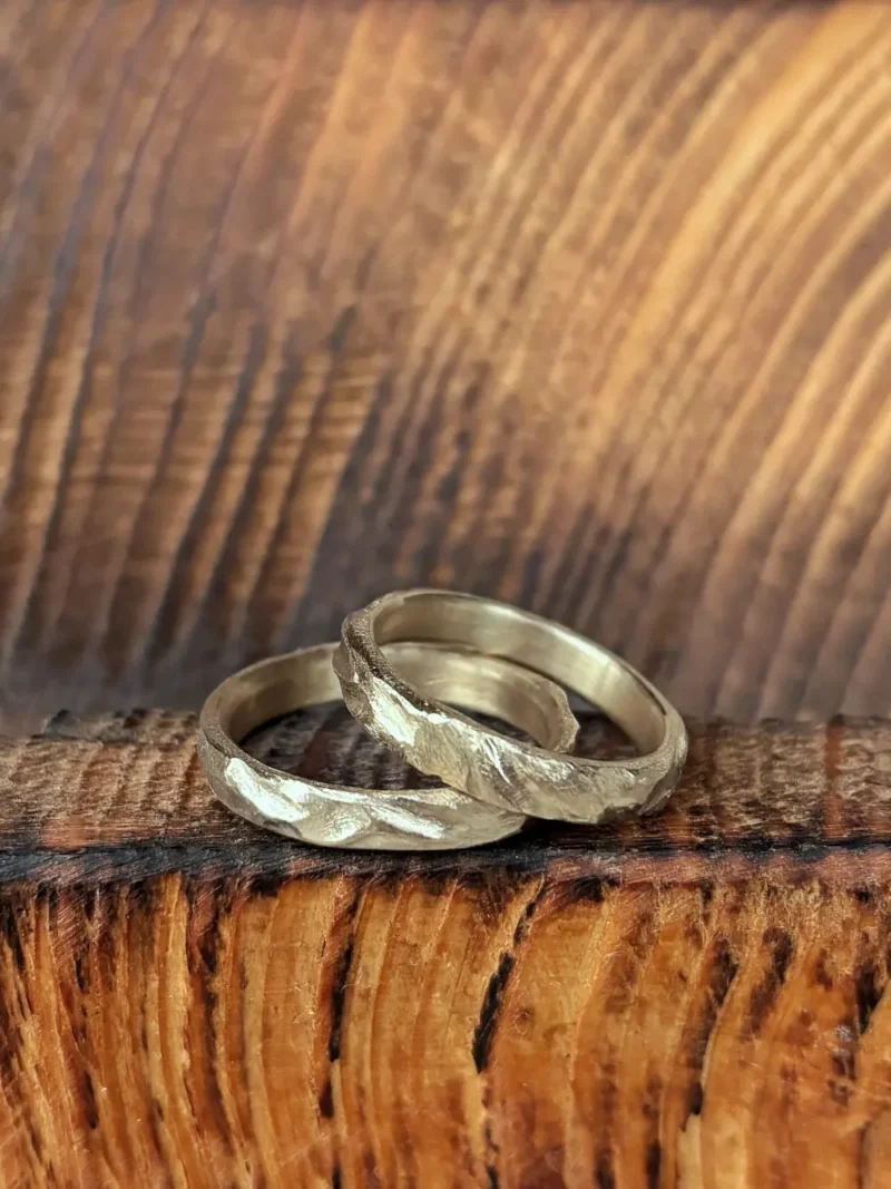 Cremeweiße Eheringe mit starker Struktur - Trau dich