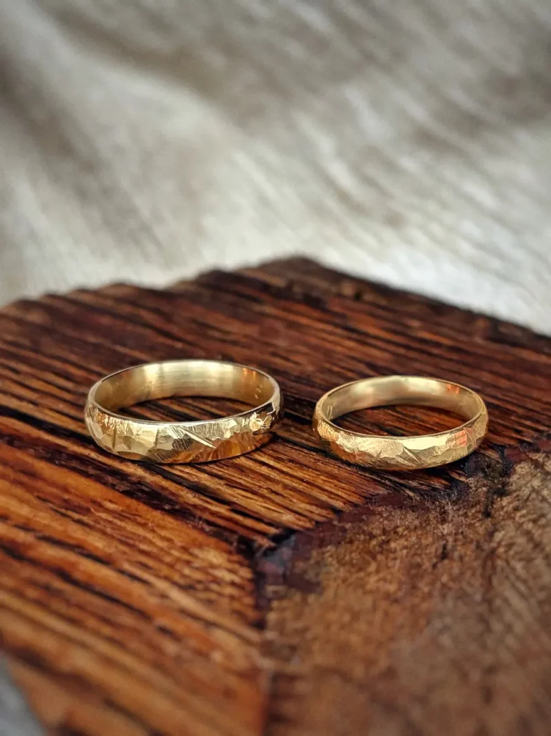 Gelbgold Eheringe mit Wundertüte Strukturmix