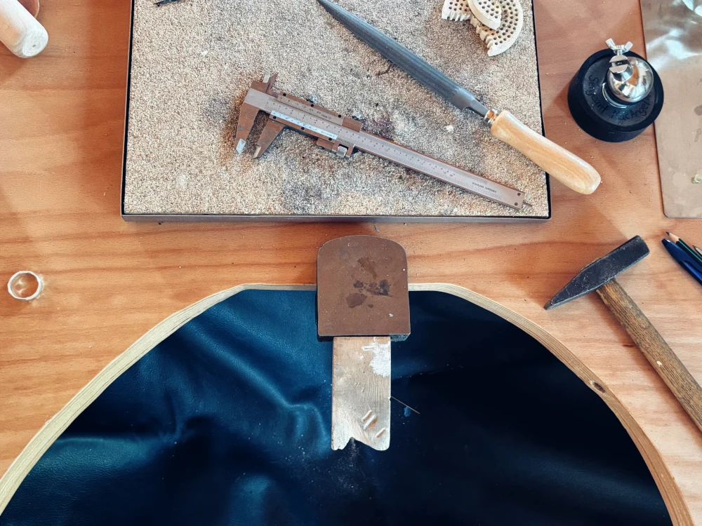 Arbeitsplatz - Goldschmiede Werktisch mit Werkzeug