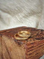 Eheringe mit geschmiedeter, federartiger Oberfläche aus Gelbgold