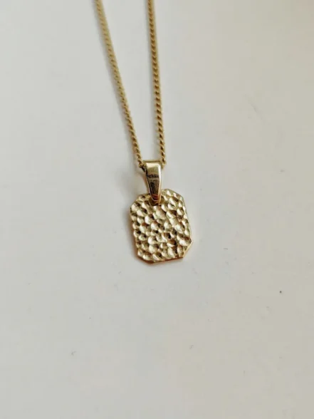 Unikat Kettenanhänger Gold mit Schlaufe und Mondoberfläche Achteck mit Kette
