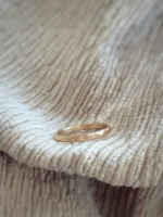 Herz Heidi Ring aus 750 Gelbgold - Verlobungsring mit robust und organisch gefeilter Oberfläche und gestempeltem Herz