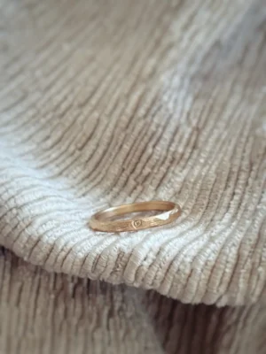 Herz Heidi Ring aus 750 Gelbgold - Verlobungsring mit robust und organisch gefeilter Oberfläche und gestempeltem Herz