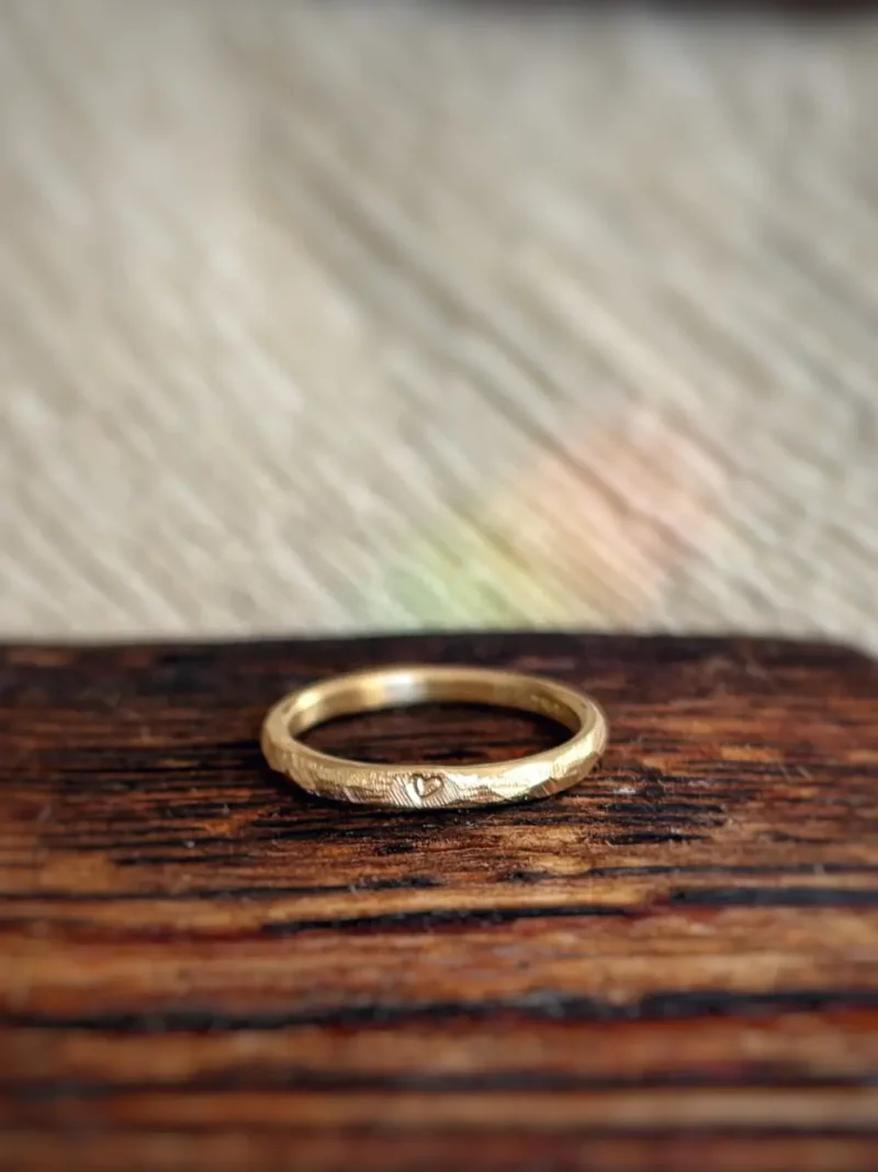 Verlobungsring Herz Heidi Gold auf Holz