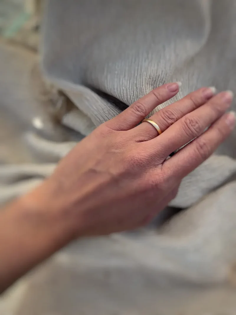 Kleine Wellen Damen Ehering an linker Hand getragen aus 750 Gelbgold