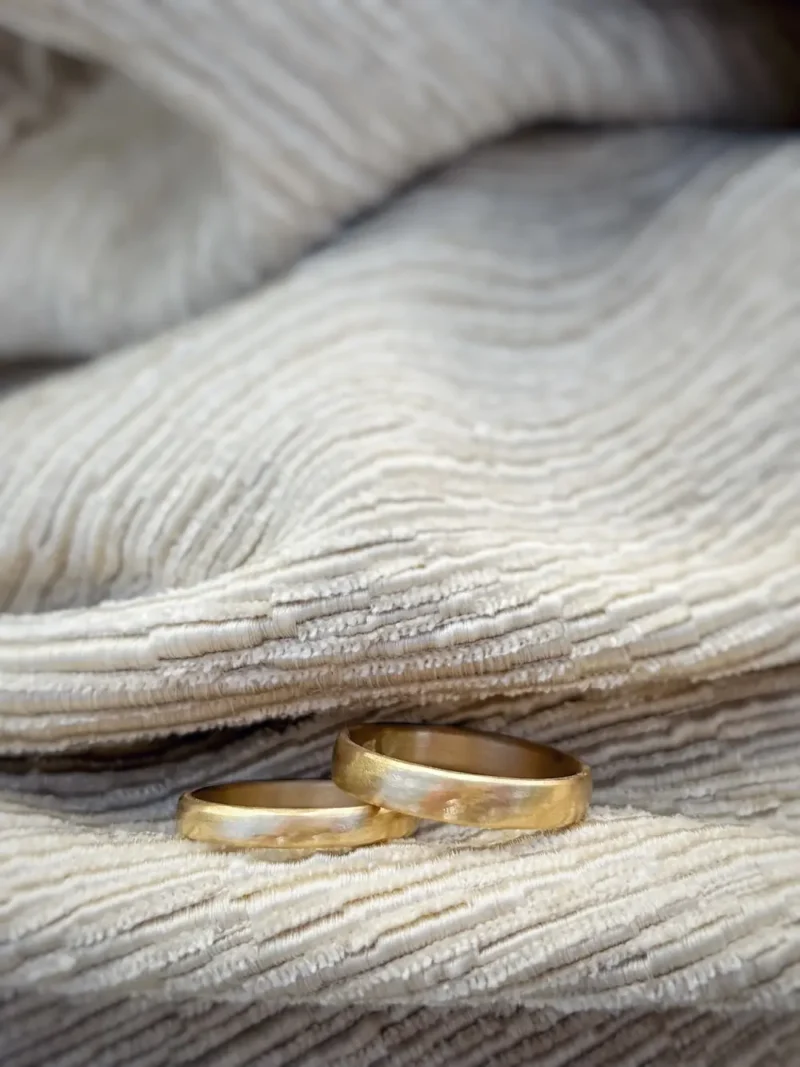 kleine Wellen Eheringe - einzigartige, sanft gefeilte Eheringe aus 750 Gelbgold mit feiner Struktur