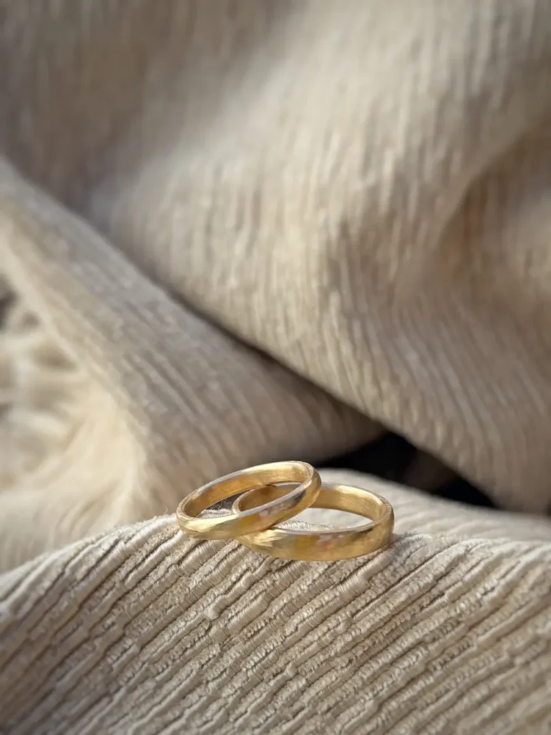kleine Wellen Trauringe - sanft gefeilt, klassisch und mit wellenartigem Design