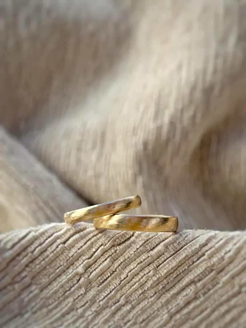 kleine Wellen Trauringe - sanft gefeilt, klassisch und wunderschön