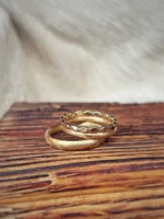 Sandsturm Eheringe mit zerkratzter Struktur aus 750 Gelbgold und Roségold mit robuster Struktur kombiniert mit Vorsteckring Wilma