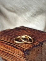 Sandsturm Eheringe mit zerkratzter Struktur aus 750 Gelbgold