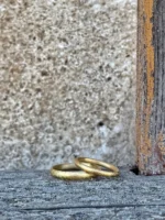 robuste und klassische Sandsturm Eheringe mit grob gefeilter, zerkratzter Struktur aus 750 Gelbgold