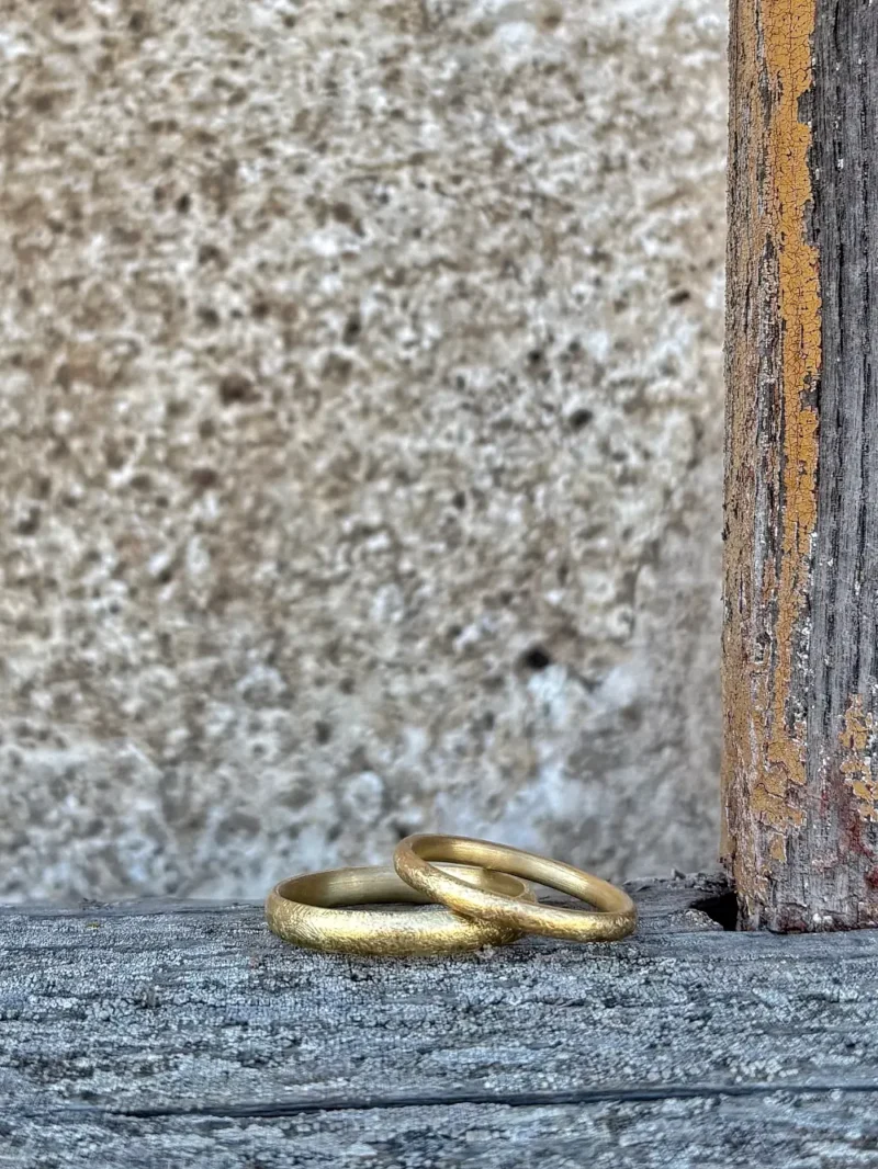 robuste und klassische Sandsturm Eheringe mit grob gefeilter, zerkratzter Struktur aus 750 Gelbgold